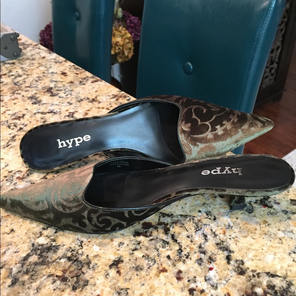 Dark green, velvet, kitten heel
